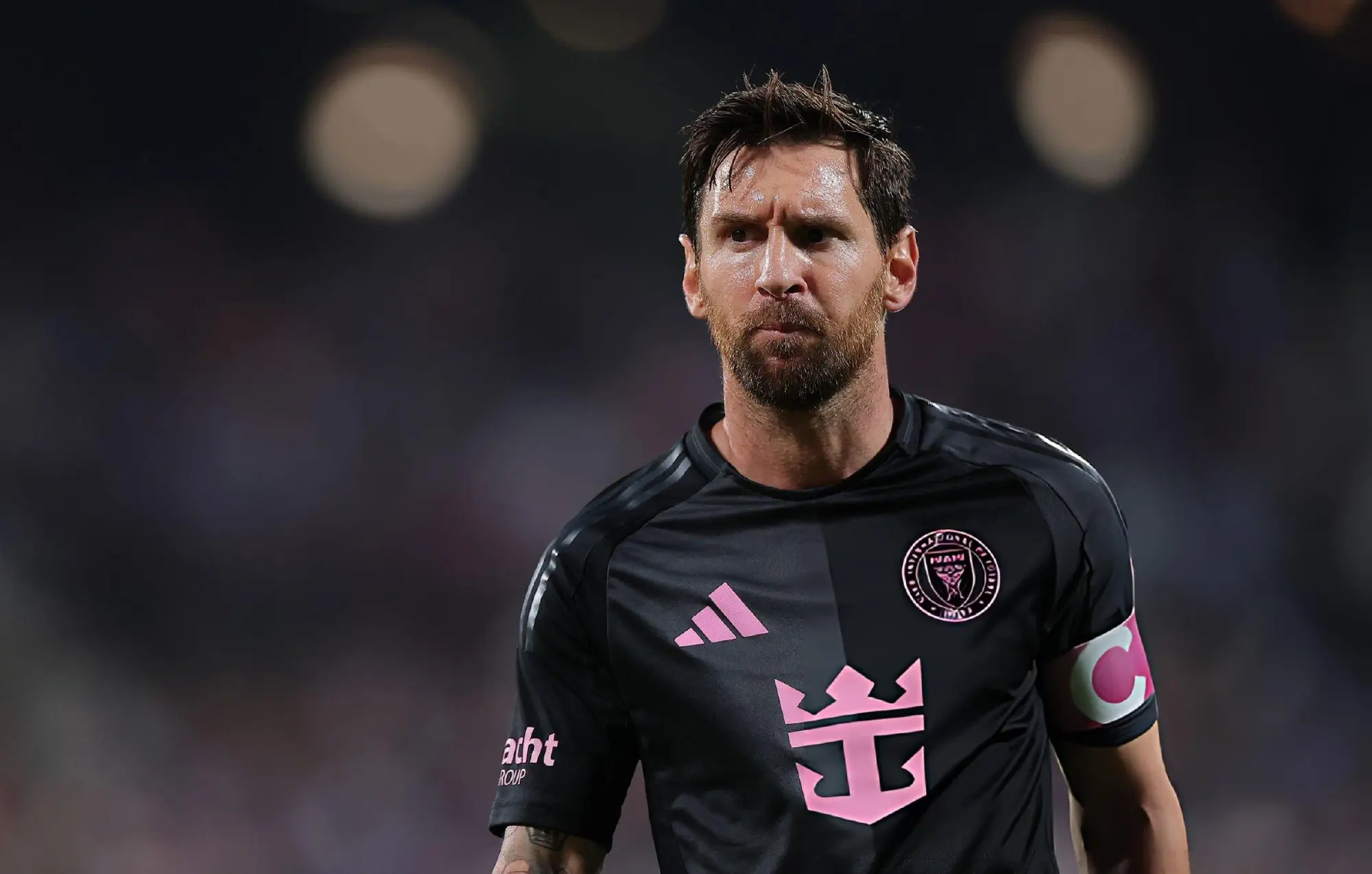 际在梅西加, 者盾冠军